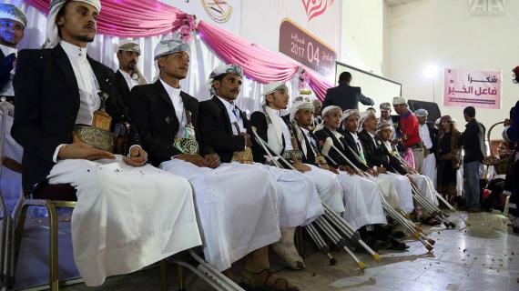 تعز اليمنية تزف 40 عريسا من جرحى الحرب مبتوري الأقدام