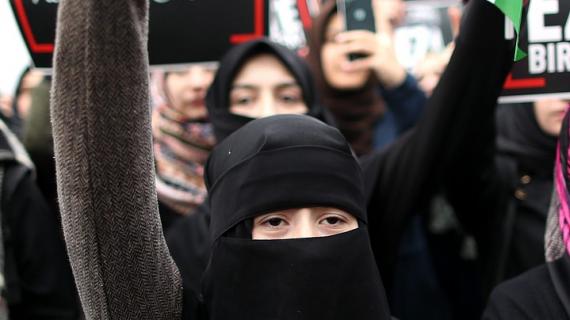 أتراك يحتجون على منع الأذان أمام قنصلية "إسرائيل" في اسطنبول