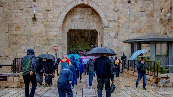 الأجواء الماطرة في البلدة القديمة بمدينة القدس المحتلة