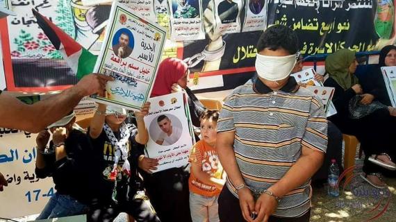 جانب من المسيرة التي انطلقت في مدينة بيت لحم اليوم تضامناً مع الأسرى المضربين.