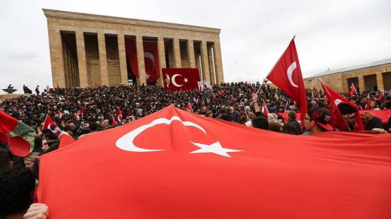 مواطنون أتراك يتوافدون على ضريح أتاتورك بالعاصمة أنقرة في ذكرى وفاته الـ78