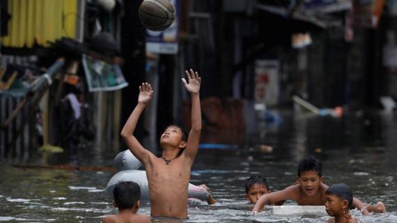 صور سيول نتيجة الأمطار الغزيرة  في بعض مناطق العاصمة الفلبينية والأقاليم القريبة