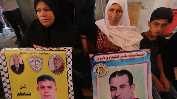 الاعتصام الأسبوعي لأهالي الأسرى أمام مقر الصليب الأحمر بمدينة غزة