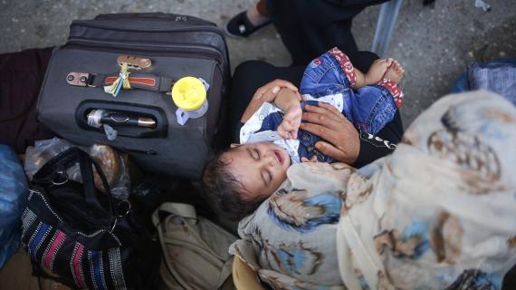 معاناة الفلسطينيين على معبر رفح البري في أول أيام الفتح الاستثنائي للمعبر