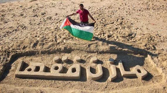 نحت اسم الشهيد القسامي مازن فقهاء في غزة