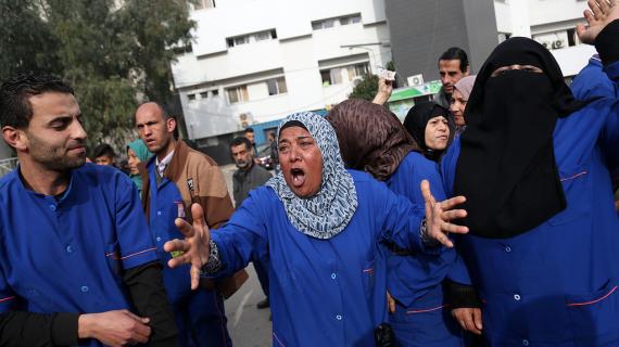 عمال شركات النظافة في مشافي غزة يواصلون احتجاجاتهم لعدم صرف رواتبهم