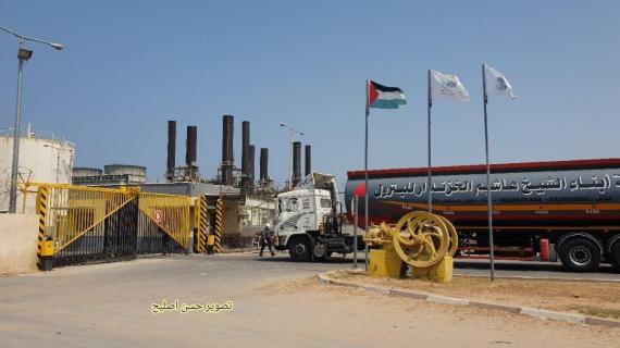 وصول شاحنات السولار إلى شركة توزيع كهرباء غزة