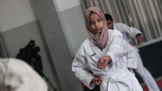 الكفيفة منة الله البيطار (13 عاما) من غزة تلعب رياضة الكارتيه بمهارة وتتفادى ضربات وتتطمح للحزام الأسود