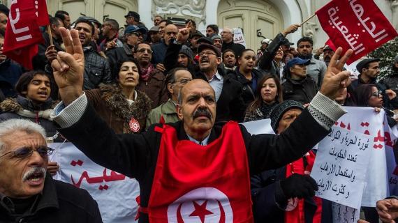 آلاف التونسيين يحيون الذكرى السادسة لـ"ثورة الياسمين"