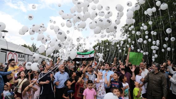 آلاف البالونات تحلق في سماء العالم تضامنا مع إدلب