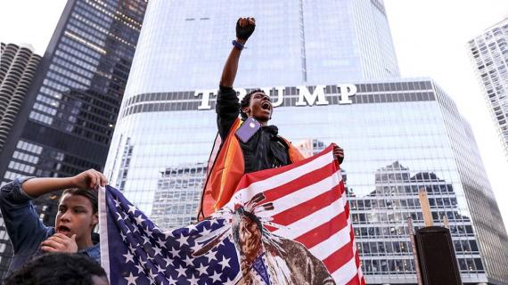 #صور .. استمرار المظاهرات في مدينة شيكاغو الأمريكية ضد الرئيس المنتخب دونالد ترامب وتصريحاته العدوانية العنصرية .