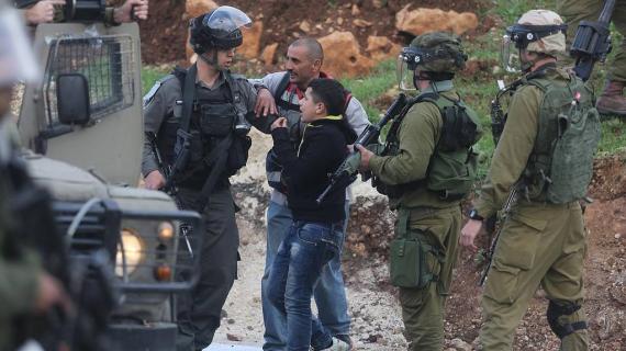 قوات الاحتلال تعتقل شاب وطفل خلال مواجهات غربي رام الله اليوم