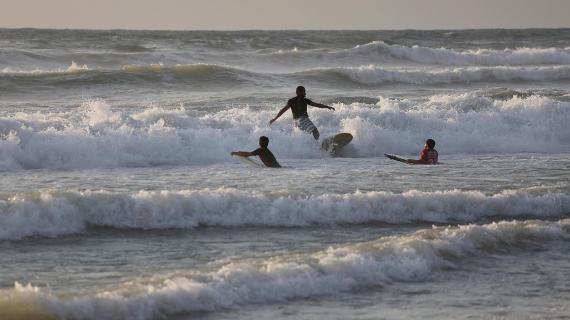 مواطنين يستجمون على شاطئ بحر غزة