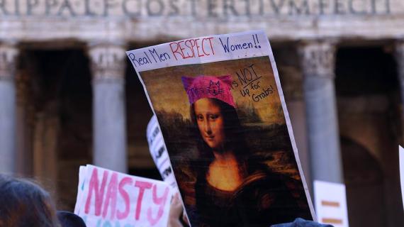 مواطنون أمريكيون يتظاهرون أمام قنصلية بلادهم في مدينة فلورنسا الإيطالية