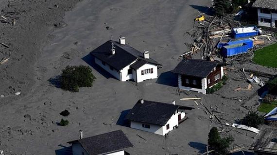 فقدان 8 أشخاص واضرار مادية كبيرة اثر انهيار ارضي وفيضانات في قرية بوندو السويسرية