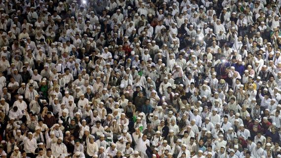 100 ألف إندونيسي يقيمون صلاة جماعية للدعوة إلى انتخاب مسلم حاكما لجاكرتا