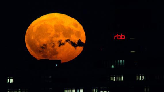 القمر العملاق حول العالم