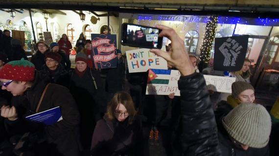 وقفة العاصمة البولندية وارسو ضد الرئيس الأمريكي الجديد دونالد ترمب .