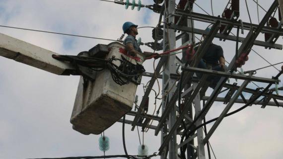 اعمال صيانة مستمرة لـ 4 خطوط كهرباء تعطلت جراء القصف الإسرائيلي على غزة الليلة الماضية