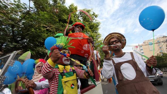 مهرجون فلسطينيون وفرق موسيقية يشاركون في كرنفال الشارع في مدينة غزة