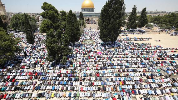 280 ألف مصلٍ يؤدون الجمعة الأخيرة من شهر رمضان بالمسجد الأقصى