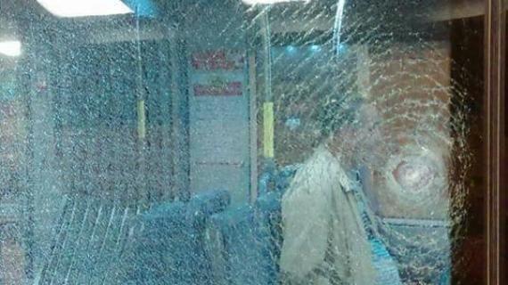 شبان يستهدفون بالحجارة القطار الخفيف في القدس المحتلة.