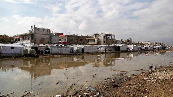 التلوث يهدد حياة الأطفال في مخيم " الميس" العشوائي في لبنان بسبب تجمّع مياه الأمطار وغرق خيام اللاجئين وتدكس النفايات.