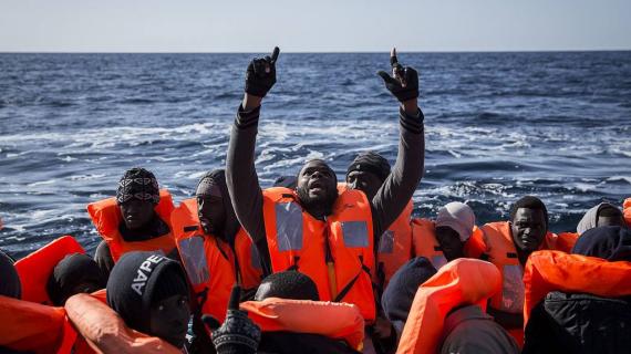 فقدان العشرات بغرق قارب قبالة سواحل ليبيا يقل أكثر من مائة لاجئ