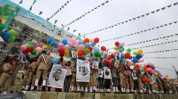 الكشافة تطلق بالونات تحمل صور الشهداء والأسرى في مهرجان انطلاقة حماس