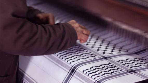 صناعة الكوفية بمدينة الخليل