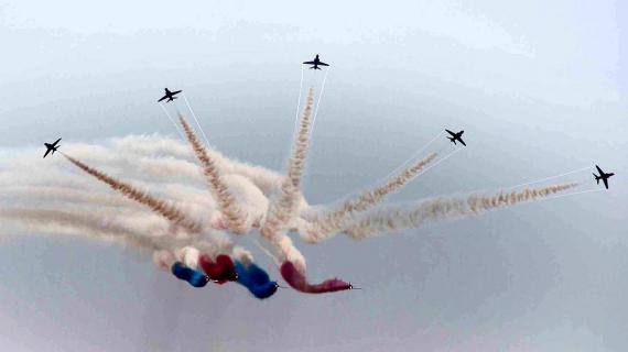 طائرات بريطانية تنفذ عروضًا جوية في أجواء مدينة كراتشي الباكستانية