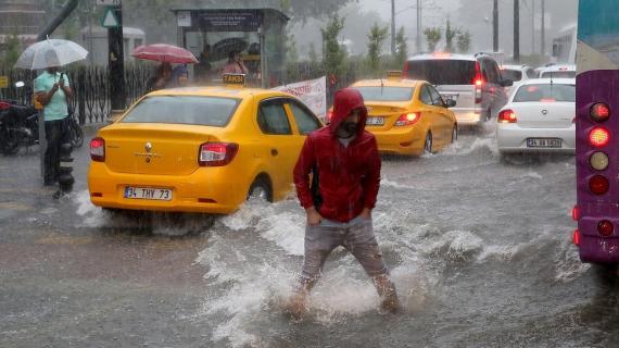 أمطار غزيرة تغرق شوارع إسطنبول