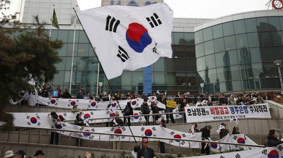 تواصل المظاهرات المطالبة بتنحي بارك جيون هاي رئيسة كوريا الجنوبية بسبب تهم فساد