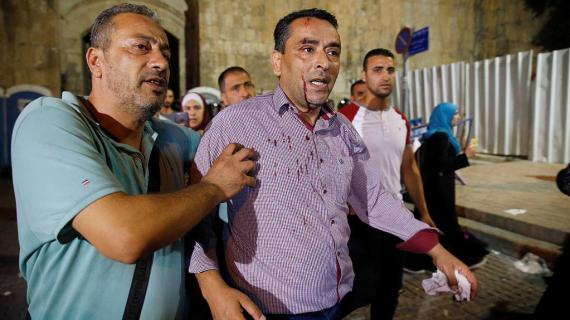 اعتداء قوات الاحتلال على المصلين والمرابطين عند باب الأسباط بالمسجد الأقصى المبارك