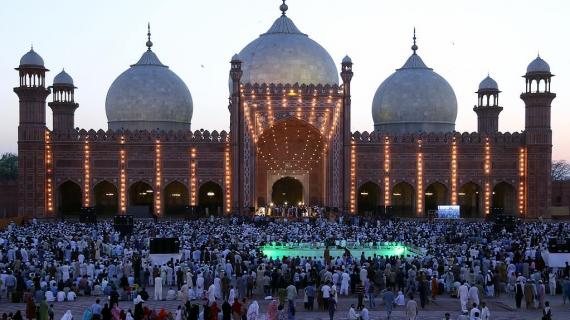 صلاة المغرب في مدينة لاهور الباكستانية بحضور إمام وخطيب المسجد الحرام الشيخ صالح آل طالب