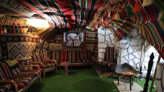 مقهى في بلدة دورا بالخليل يتميز بعرض مقتنيات أثرية متنوعة