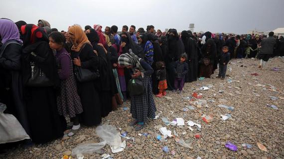 موجة النزوح متواصلة.. مئة ألف يفرون من غربي الموصل