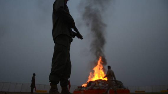 باكستان تتلف كميات من المواد المخدرة المهربة