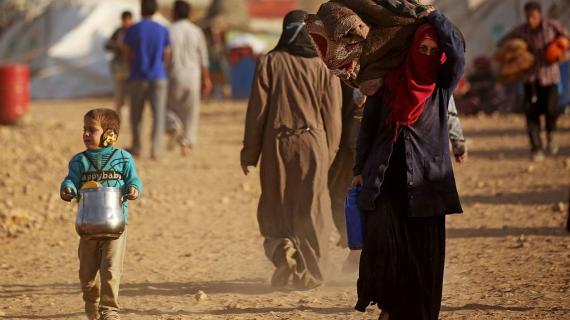 معاناة السوريين النازحين إلى المخيمات من دير الزور