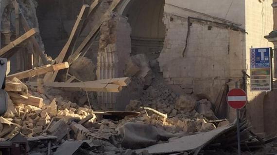 الدمار الناجم عن الزلزال الذي ضرب وسط وجنوبي ايطاليا صباح اليوم بقوة 6.6 على مقياس ريختر