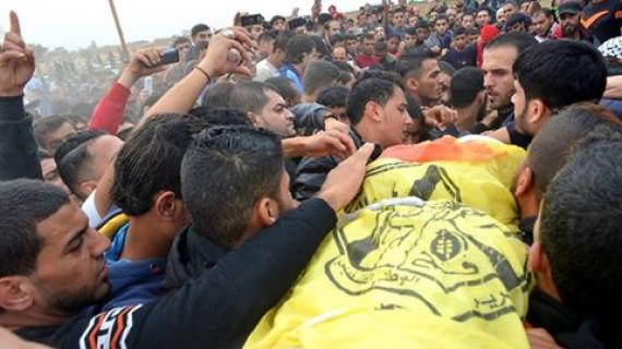 جماهير غفيرة تشييع الشهيد محمد أبو سعدة الذي ارتقى برصاص الاحتلال أمس خلال مواجهات الجمعة على حدود مخيم البريج شرق المحافظة الوسطى لقطاع غزة