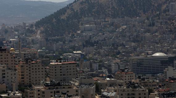 مدينة نابلس، و يظهر فيها التوسع المعماري باتجاه جبلي عيبال وجرزيم