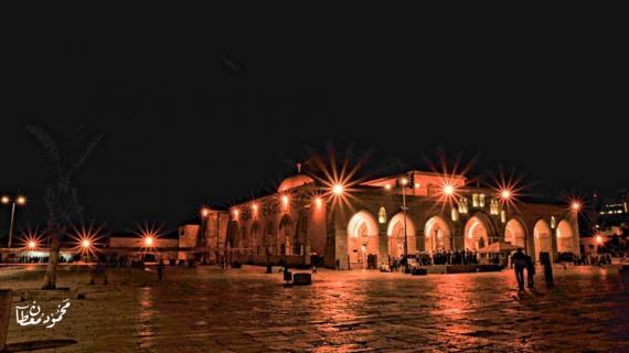 ساحات المسجد الأقصى مساء اليوم.