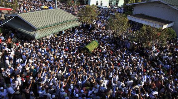 الآلاف يشيعون جنازة السياسي المسلم في ميانمار "أو كو ني"