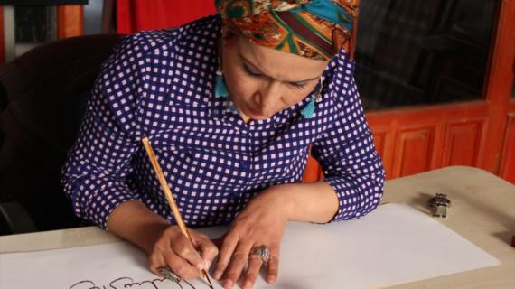 التركية "سما أوغوزهان".. ضحت بعملها عشقاً في الخط العربي