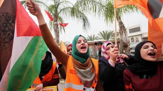 مظاهرة في مدينة طولكرم الفلسطينية رفضا لنقل السفارة الأمريكية إلى القدس المحتلة وتضامنا مع قرية أم الحيران في النقب المحتل .