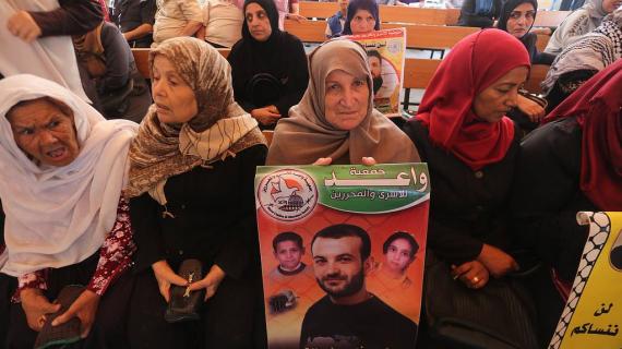 الاعتصام الأسبوعي لأهالي الأسرى أمام مقر الصليب الأحمر في غزة