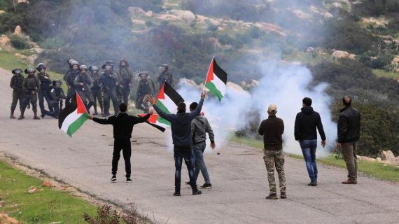 الاحتلال يقمع مسيرة متوجهة إلى الأغوار الشمالية عند حاجز تياسير شرق طوباس