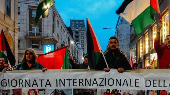 مظاهرة في ميلانو الإيطالية تضامنا مع قطاع غزة وضد جرائم الاحتلال