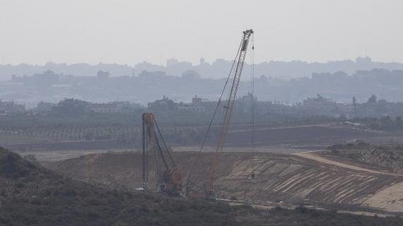 جيش الاحتلال يواصل بناء الجدار على حدود غزة، لمواجهة أنفاق المقاومة الفلسطينية